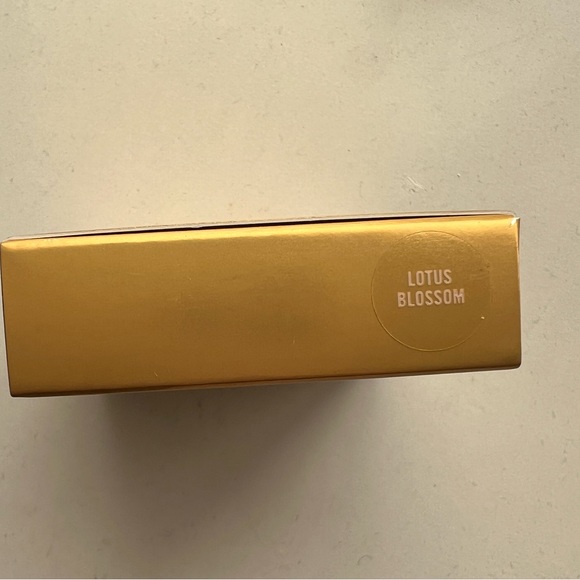 Mac Cosmetics Guo Pei Blush - Lotus Blossom Powder Blush Limited Edition - Picture 4 of 4